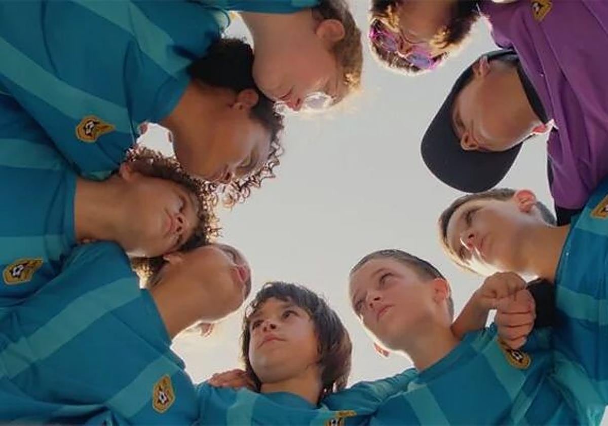 El equipo, unido, antes de iniciar un partido.