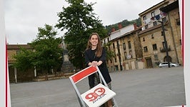 Nerea Murillo en la plaza en honor a Iparragirre, al que hizo protagonista de sus dos portadas de fiestas.
