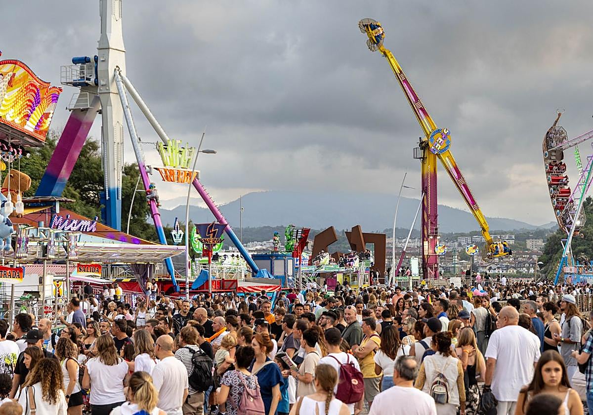 La ferias del Paseo Nuevoya han atraído al público apenas arrancada la Semana Grande.