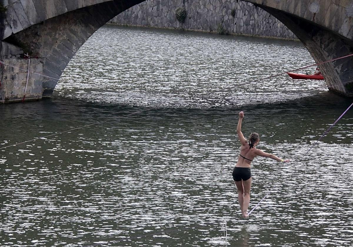 Una funambulista cruza una de las líneas dentro del festival RiveR Line organizado por Oreka Tolosa.
