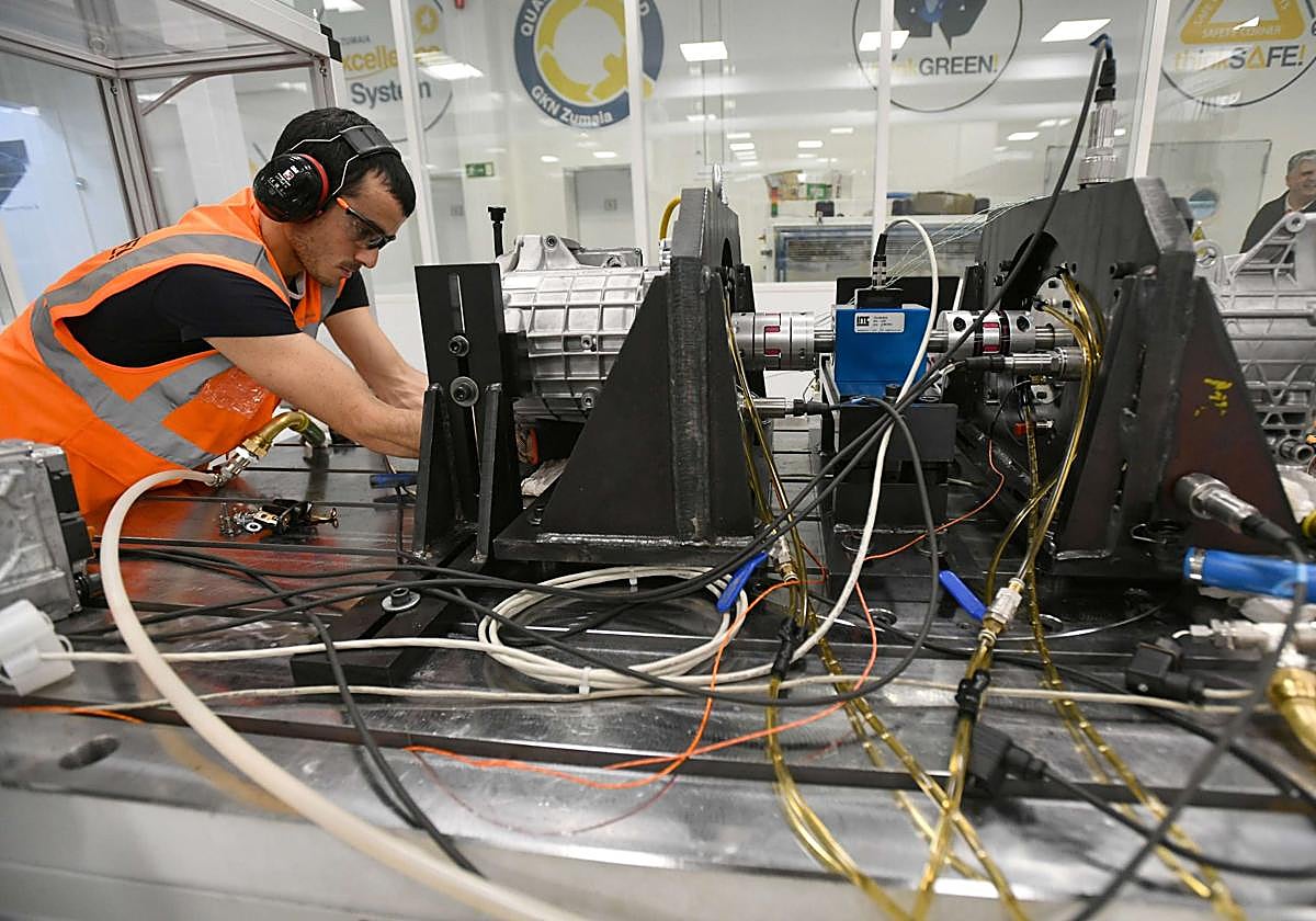 Un operario de una empresa industrial vasca valida una unidad de tracción para un vehículo.