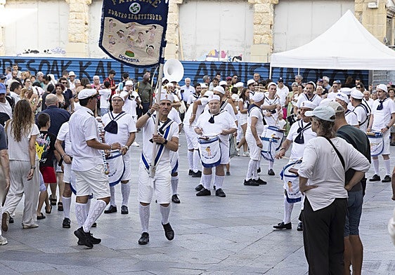 La txaranga 'Los Bebés de la Bulla' han conquistado la ciudad