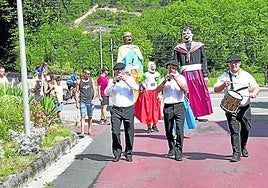 Gaitero eta trikitilariek alaitu dute Pako Belea Konpartsaren kalejira herrian zehar