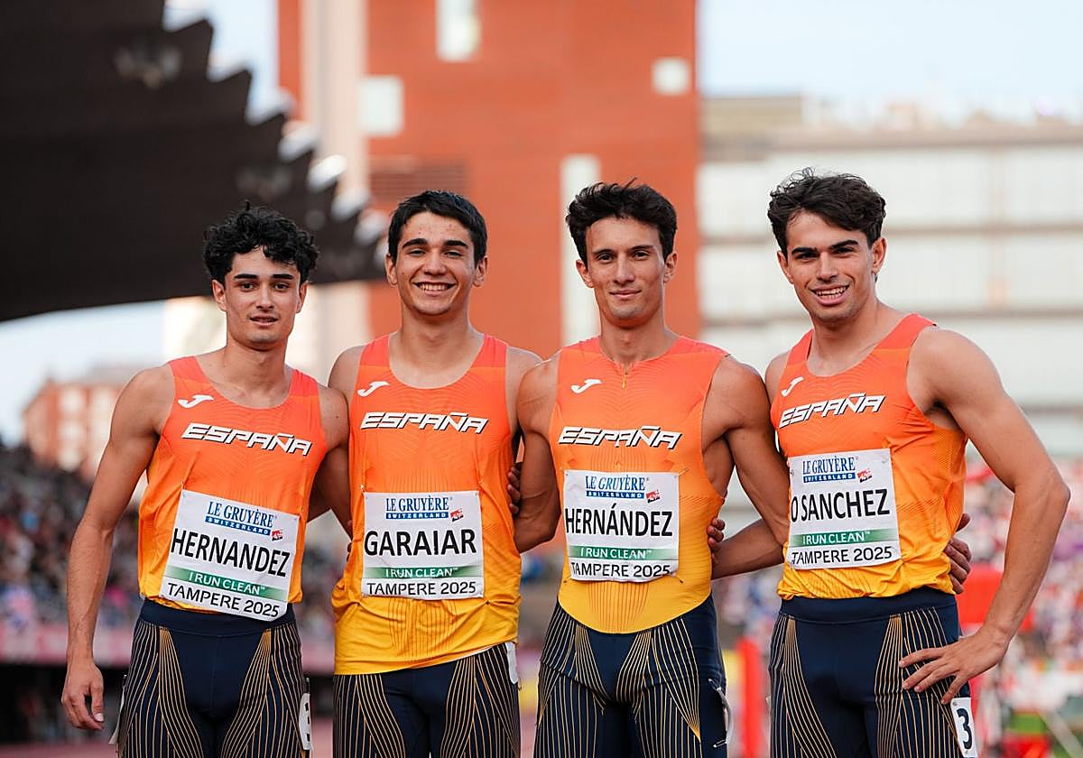 Hernández, Garaiar, Hernández y Sánchez, tras correr el 4x100.