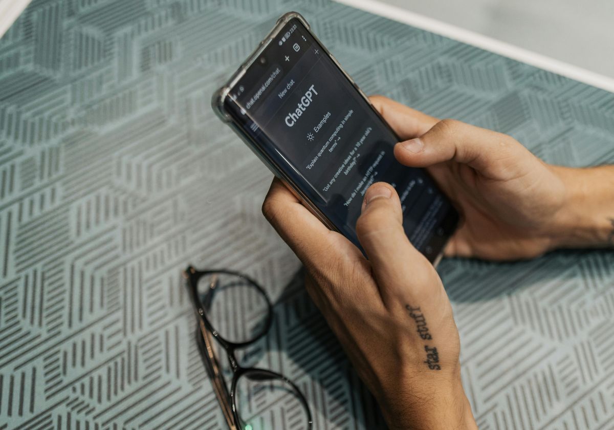 Pregunta a ChatGPT cómo reemplazar la sal de la dieta y acaba hospitalizado por bromismo