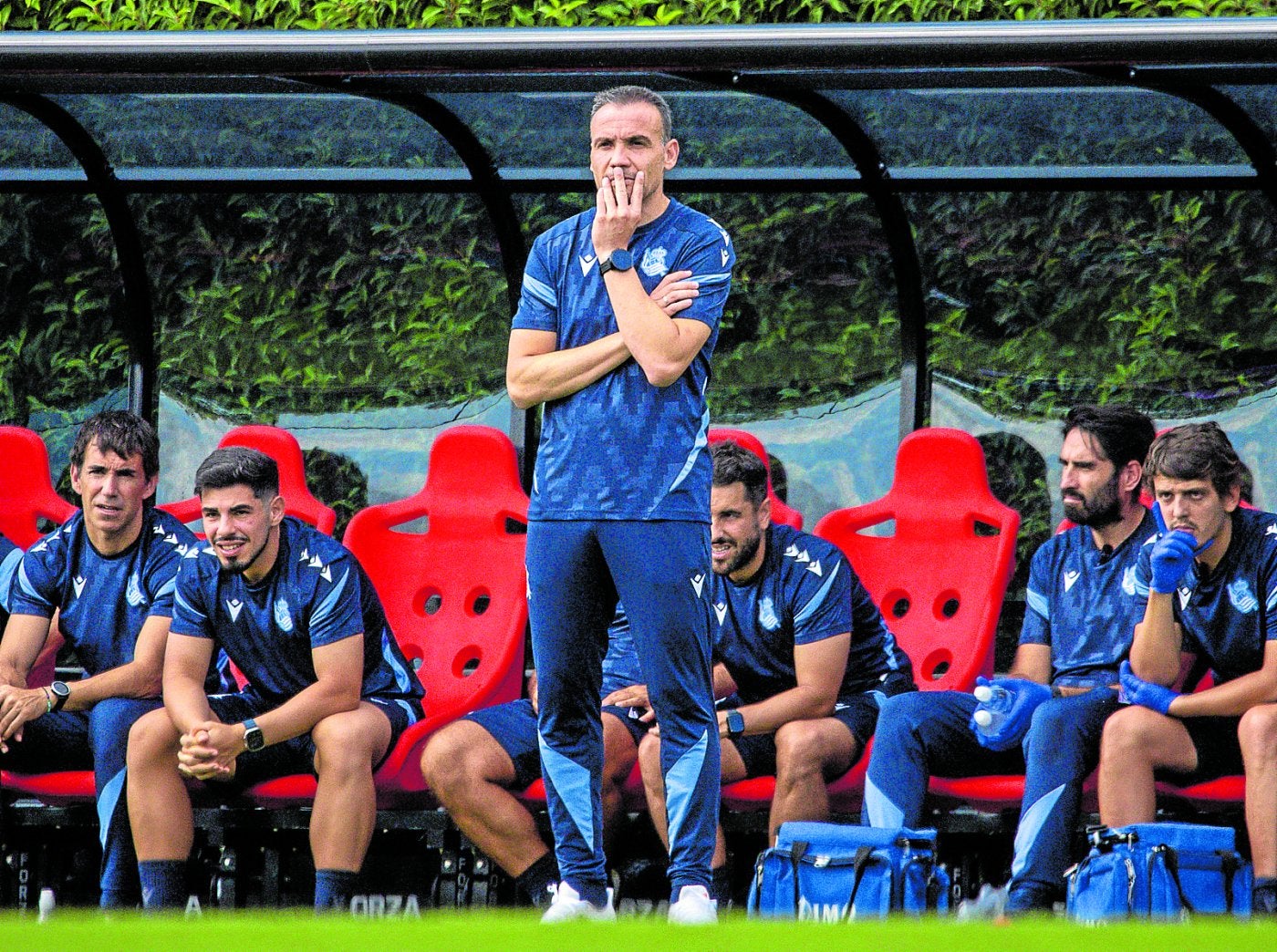 Pensativo. Sergio Francisco, en el banquillo durante un partido de la pretemporada txuri-urdin.