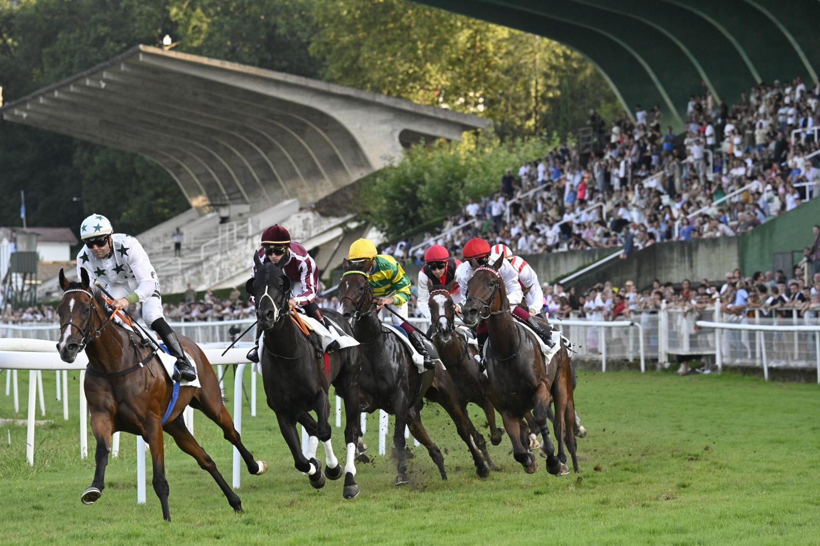 Gran jornada de carreras en el hipódromo