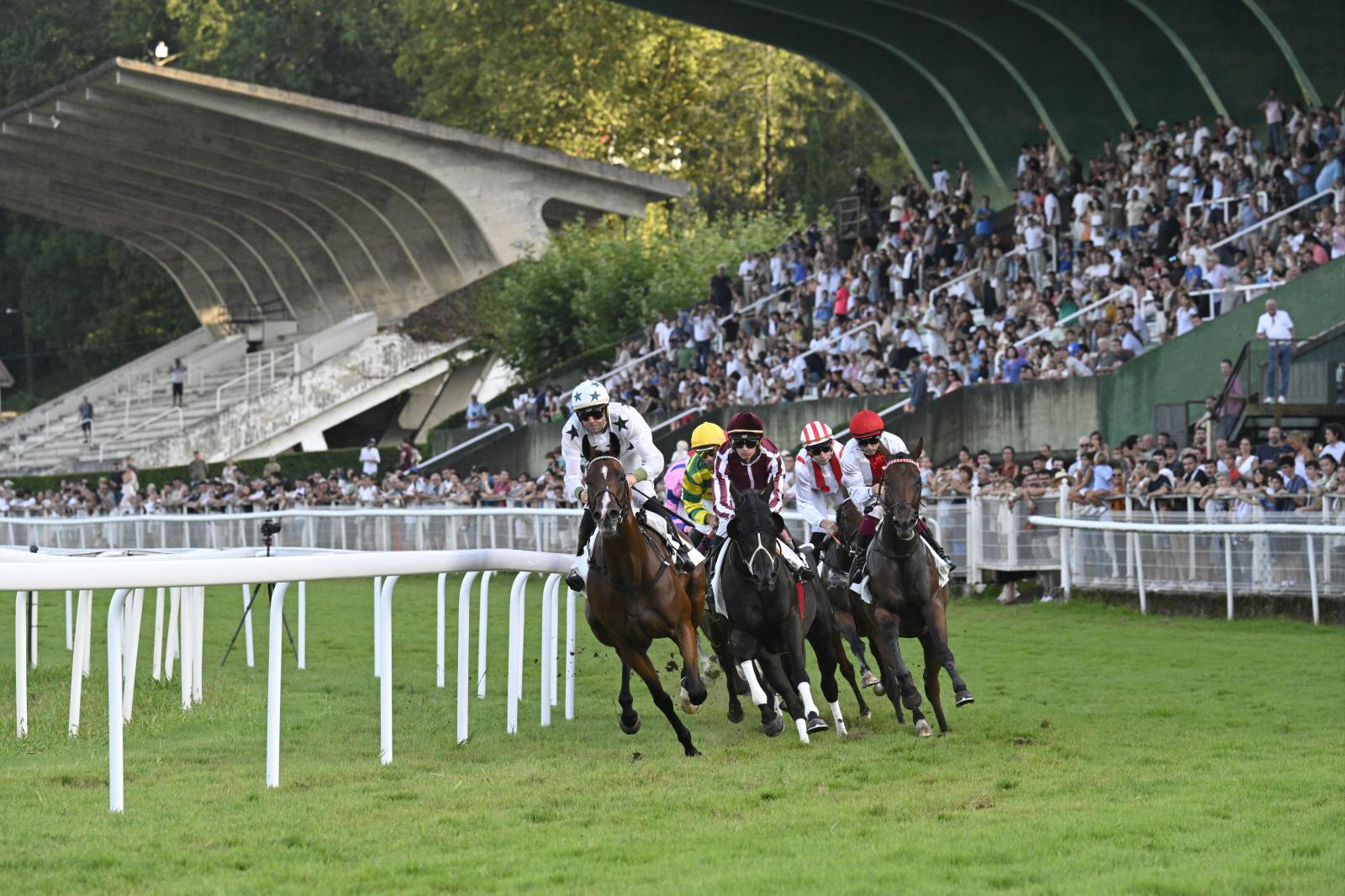 Gran jornada de carreras en el hipódromo