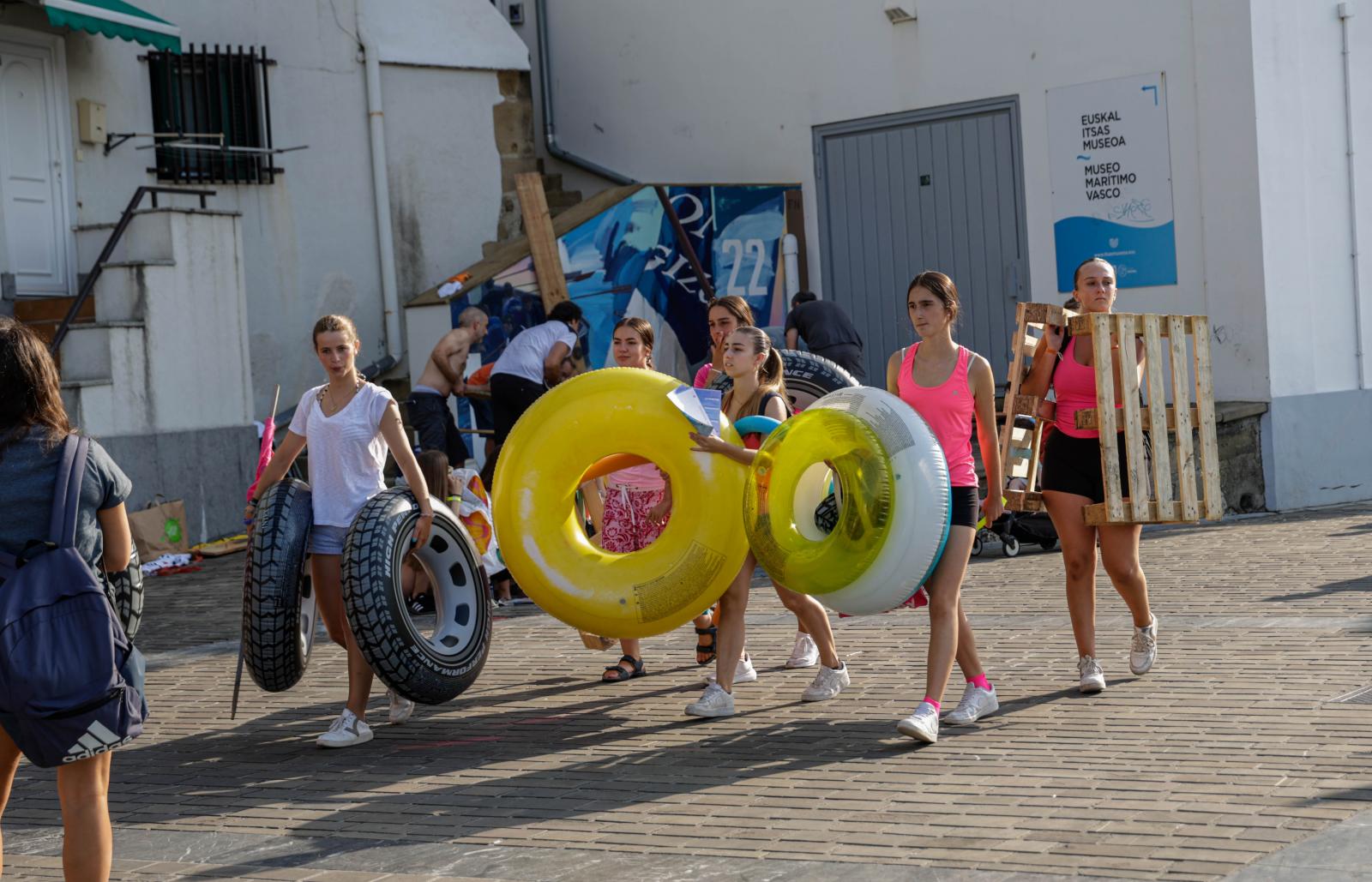 Labores de montaje en el muelle donostiarra