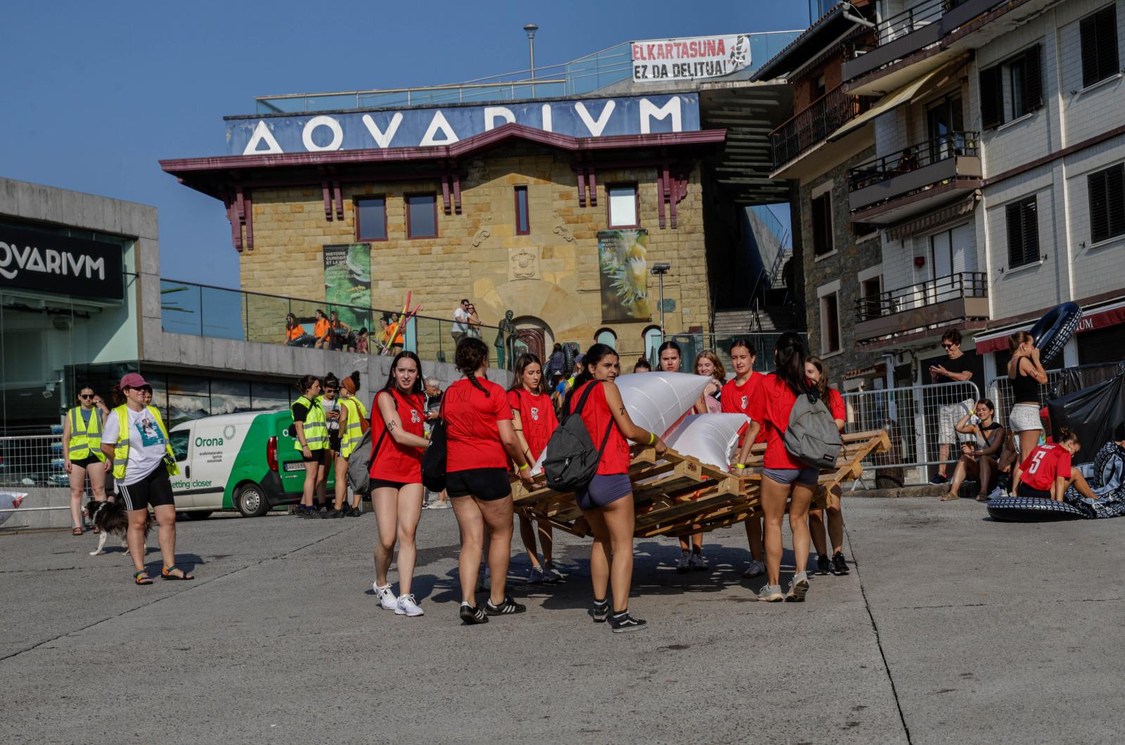 Labores de montaje en el muelle donostiarra