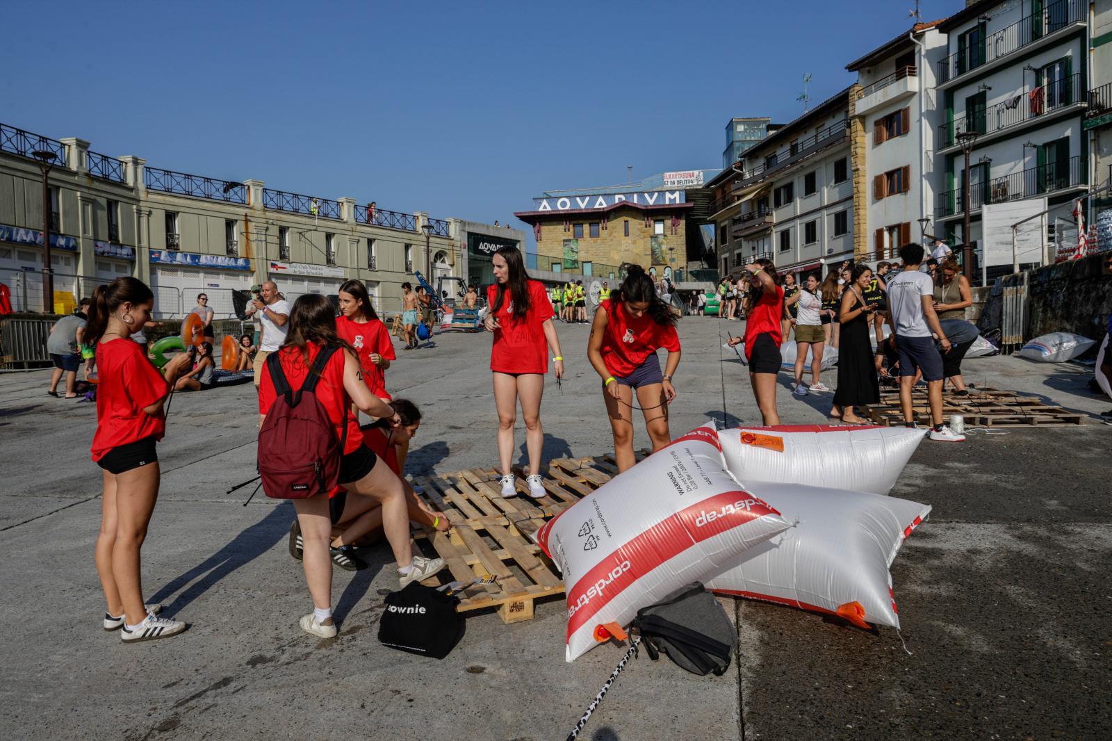 Labores de montaje en el muelle donostiarra