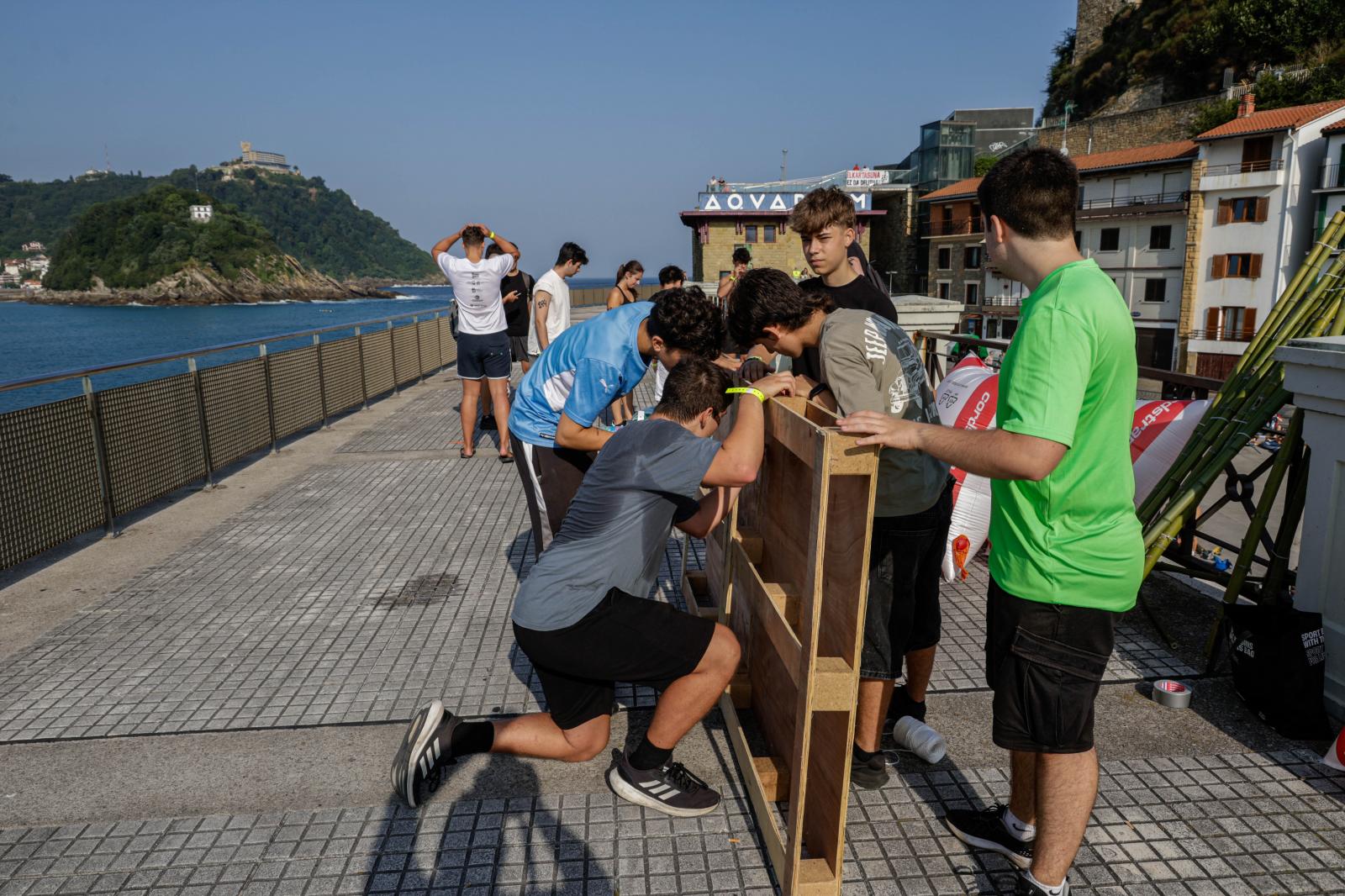 Labores de montaje en el muelle donostiarra