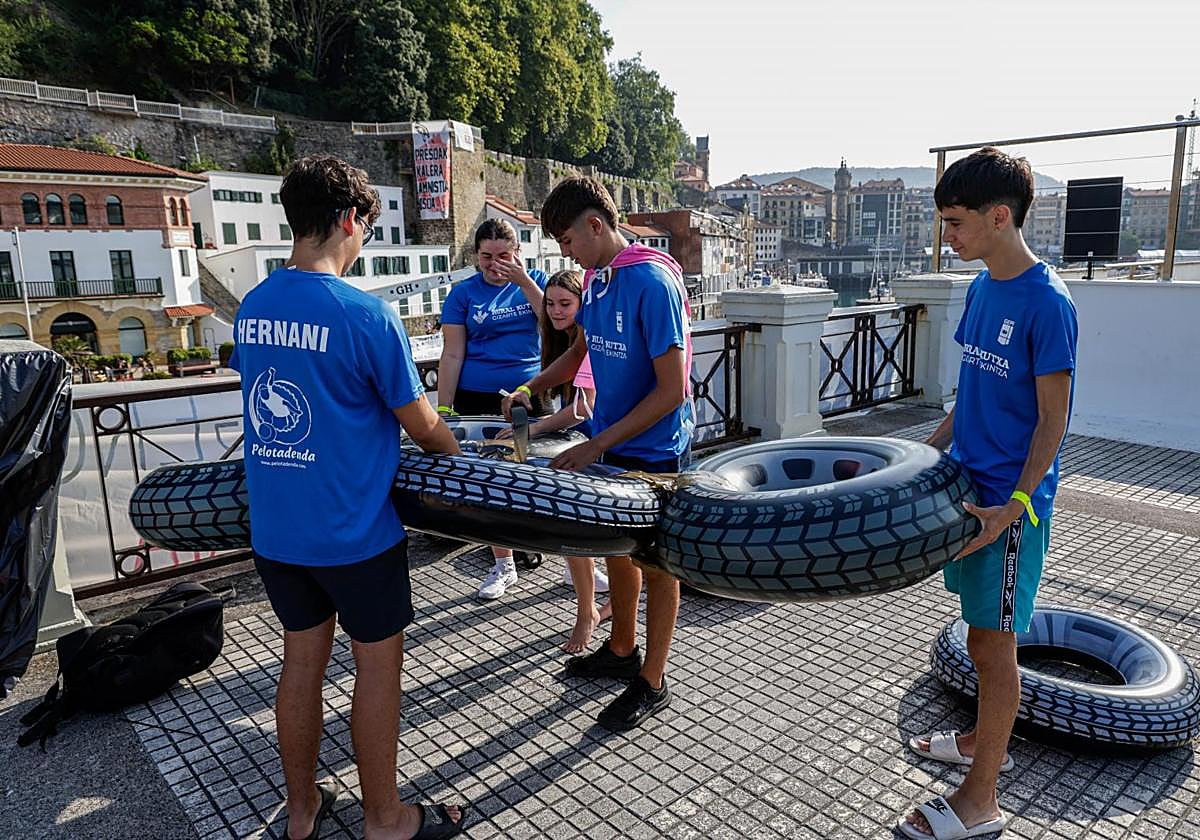 Labores de montaje en el muelle donostiarra