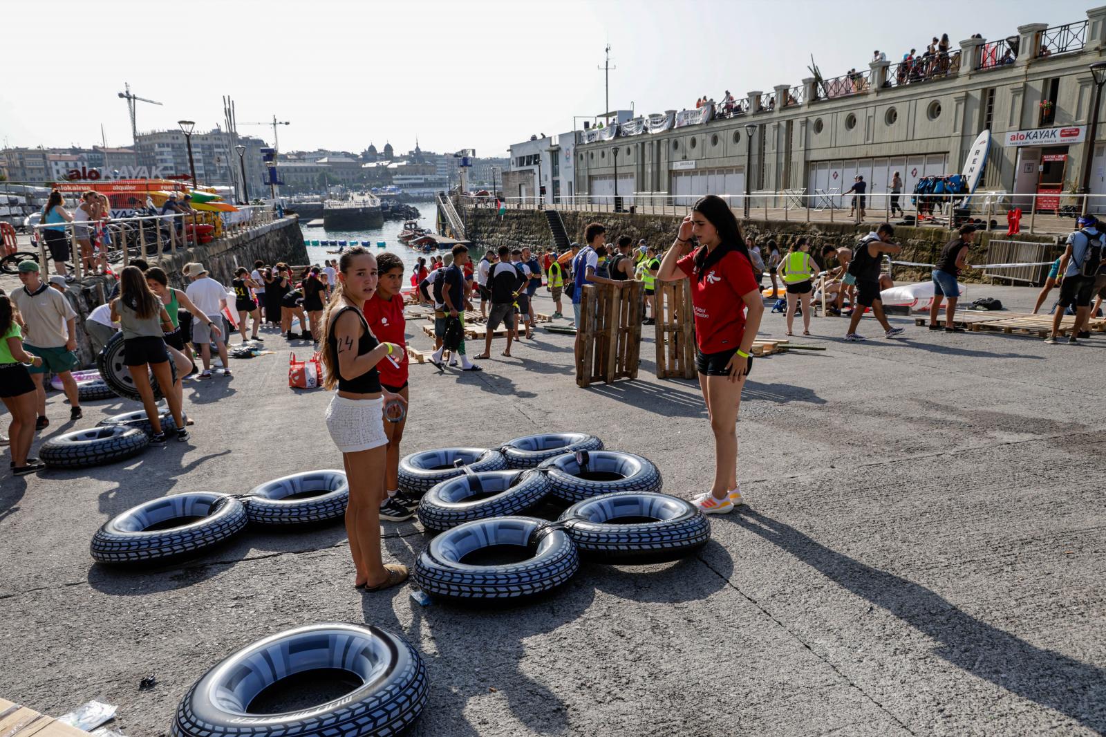Labores de montaje en el muelle donostiarra