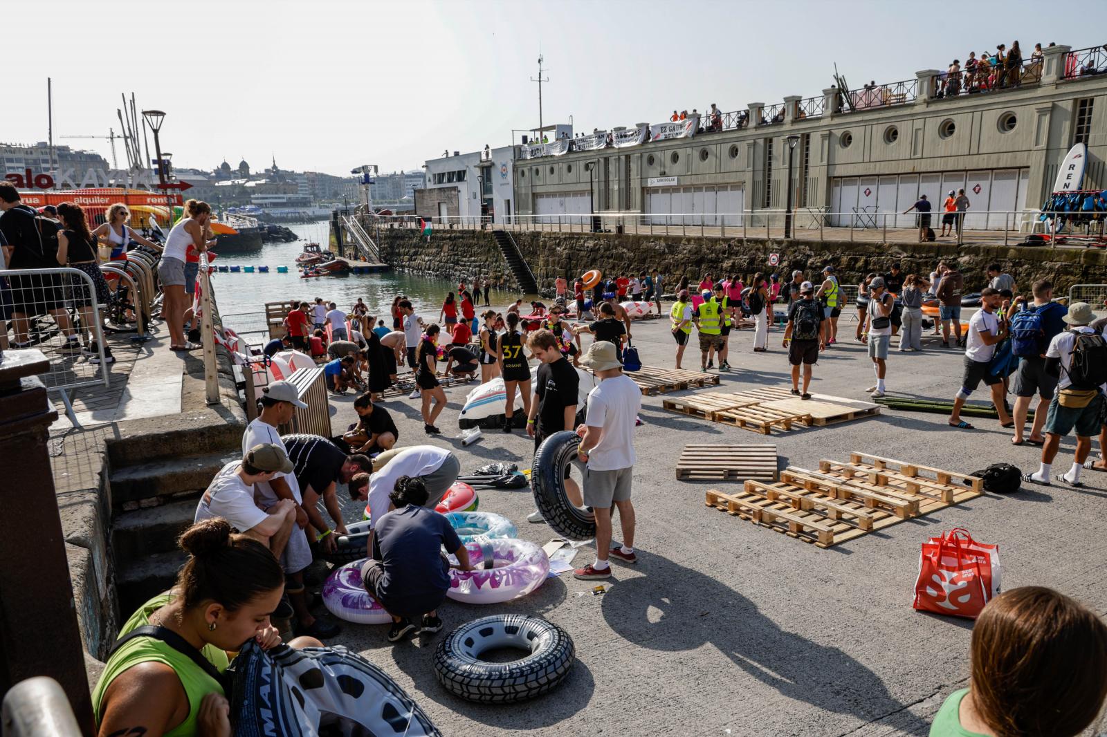 Labores de montaje en el muelle donostiarra