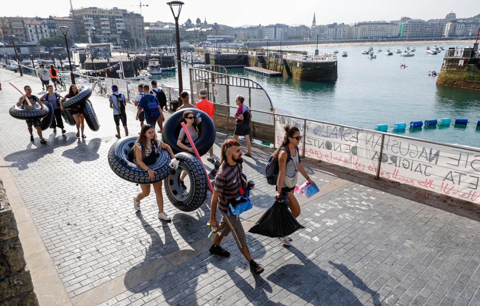 Labores de montaje en el muelle donostiarra