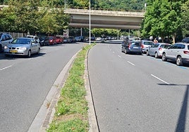 El carril junto a la mediana en sentido Morlans será a final de año una línea de estacionamiento, reservado para motos cuando haya partido de la Real.