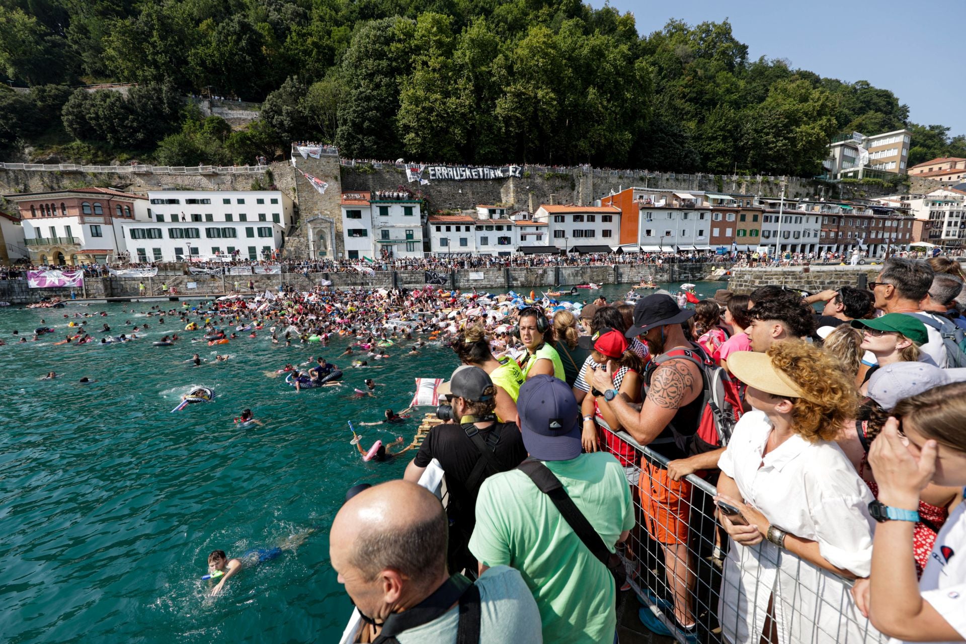Multitudinario abordaje en San Sebastián