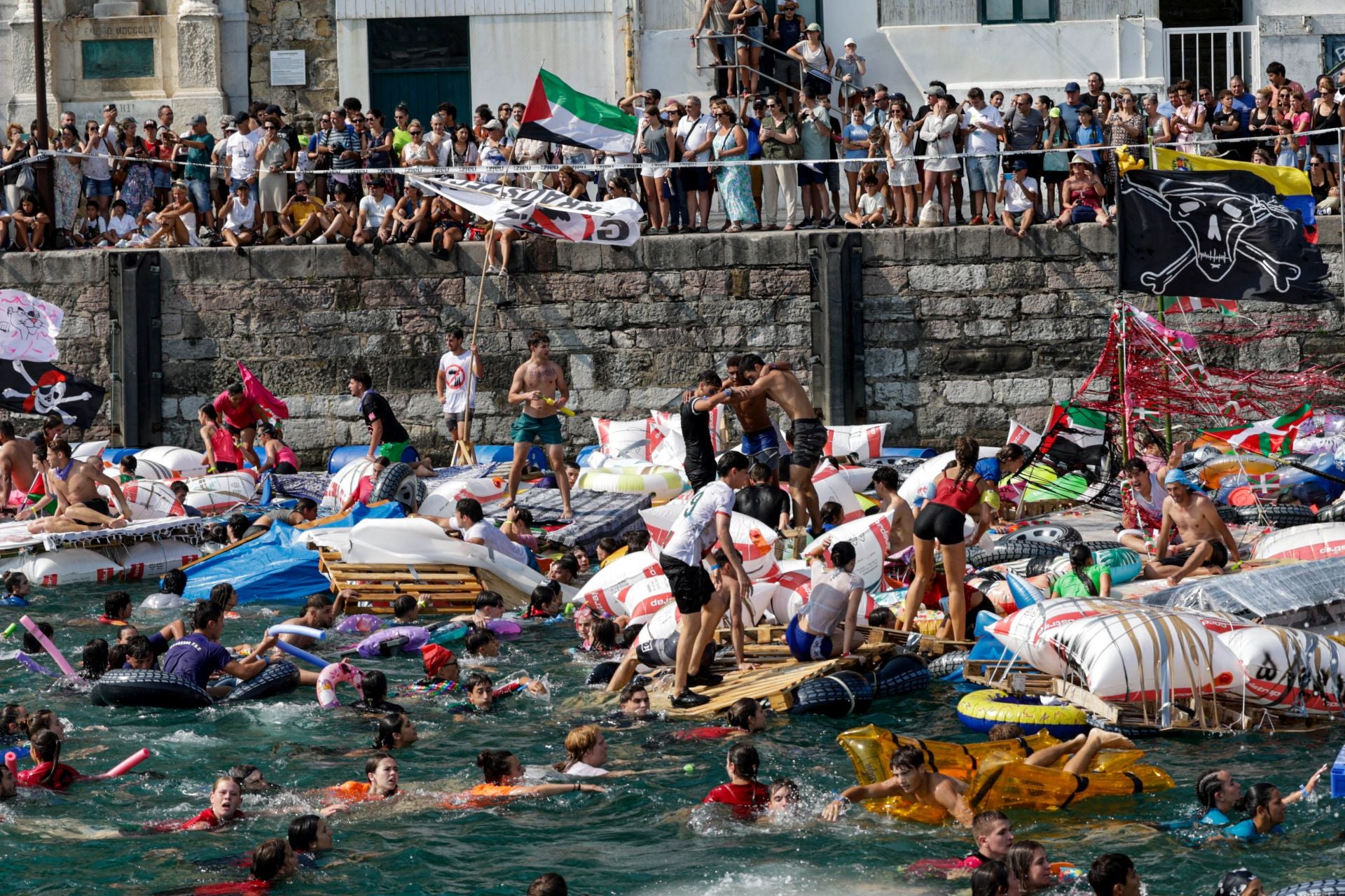 Multitudinario abordaje en San Sebastián