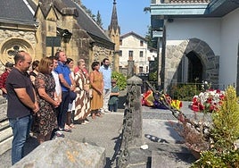 Representantes municipales y de las asociaciones memorialistas locales, en el homenaje.