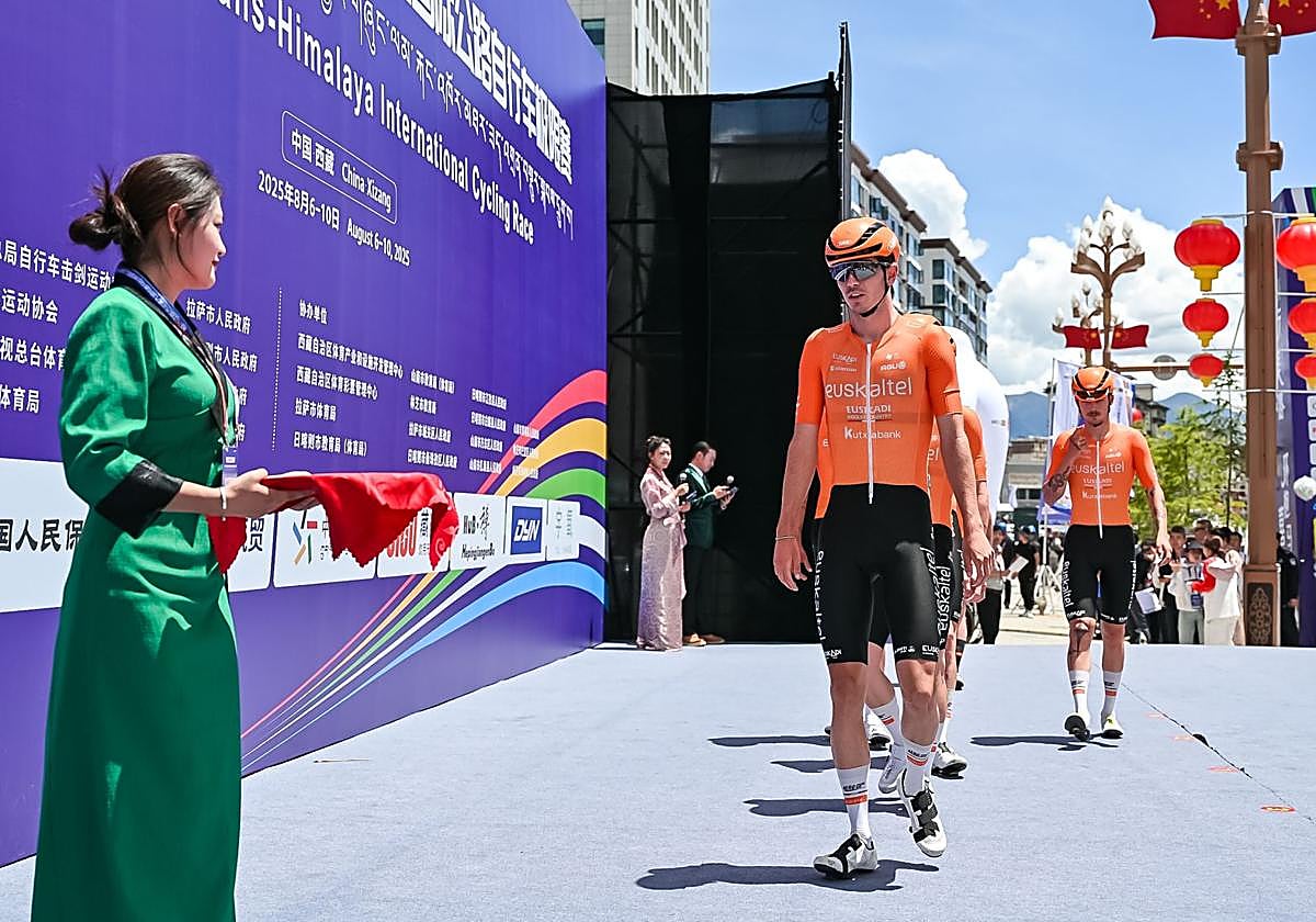 Nicolas Alustiza, en la presentación de una de las etapas de la carrera Trans-Himalaya del Tíbet.