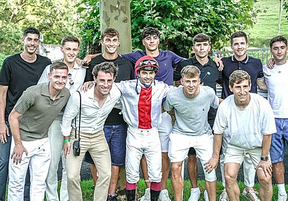 Un nutrido grupo de realistas posan con el jockey Jaime Gelaber este domingo en el hipódromo de San Sebastián