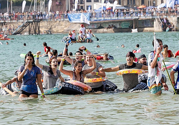 Los piratas llegando a La Concha tras abordar la bahía.