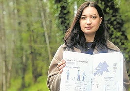 Clara Cabanillas posa con el trabajo con el que ha obtenido la matrícula de honor y un premio Gaudeamus Projecta.