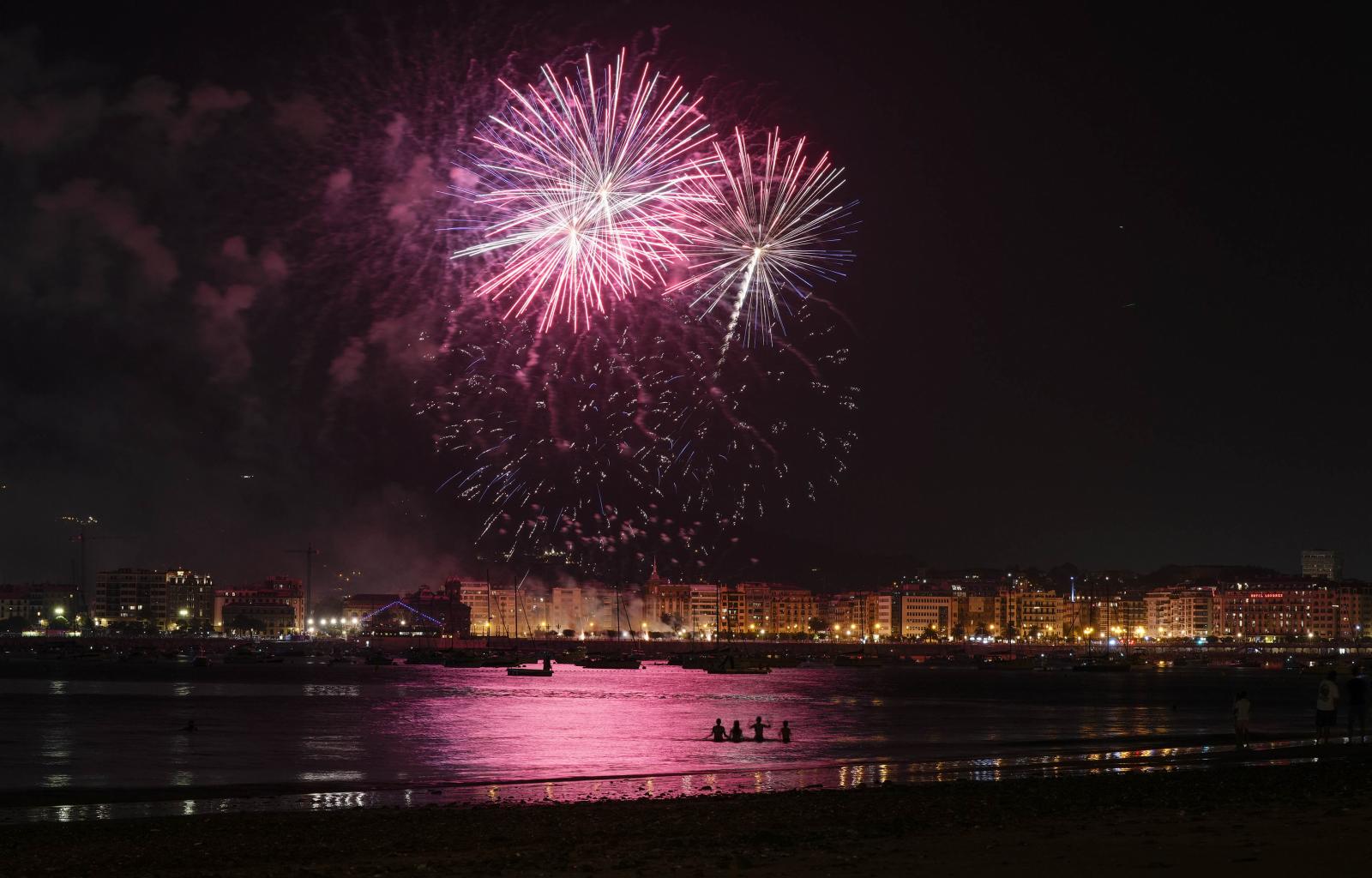 Ritmo y color con acento maño en la Semana Grande de Donostia