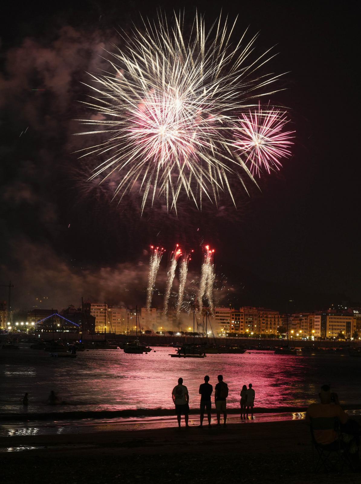 Ritmo y color con acento maño en la Semana Grande de Donostia