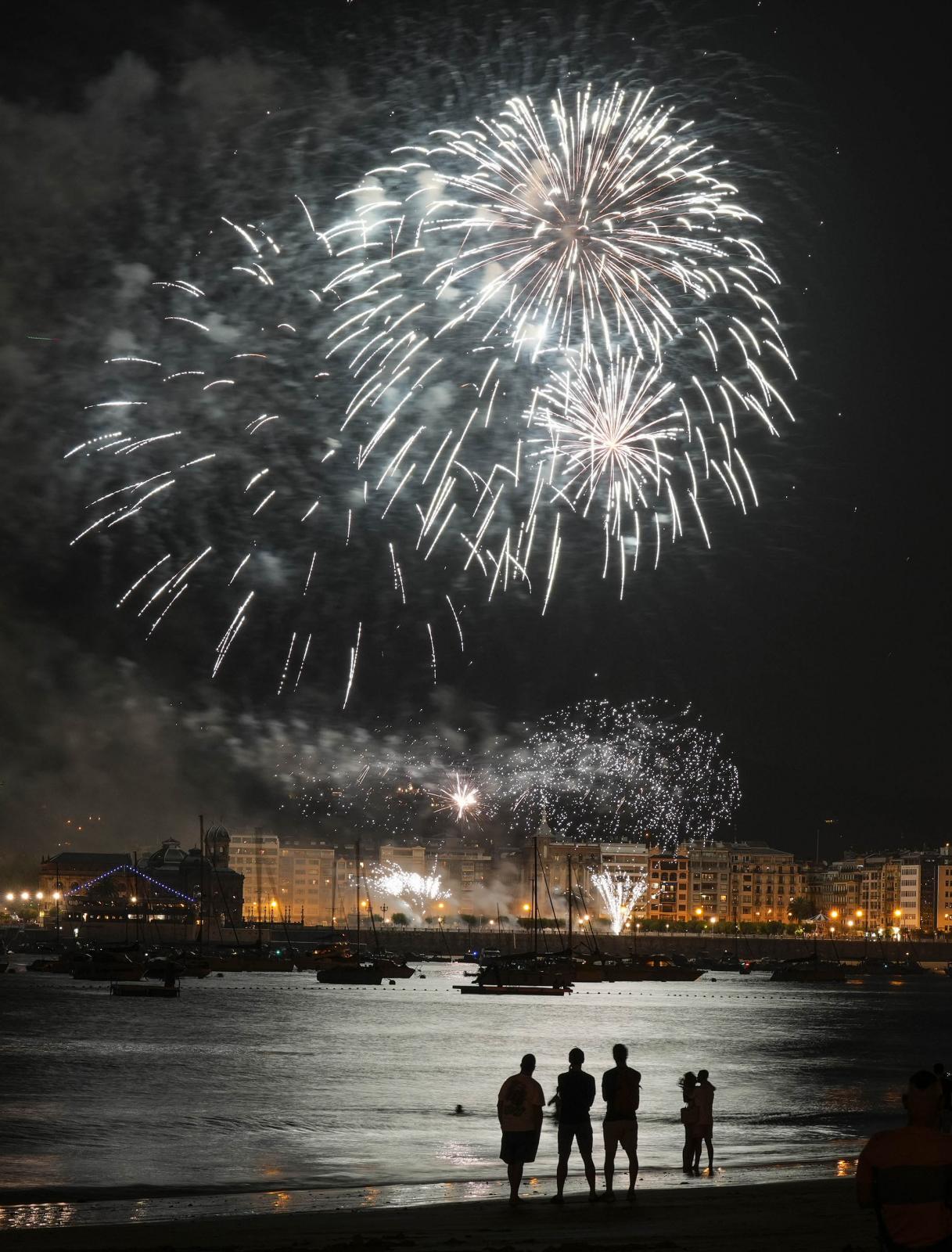 Ritmo y color con acento maño en la Semana Grande de Donostia