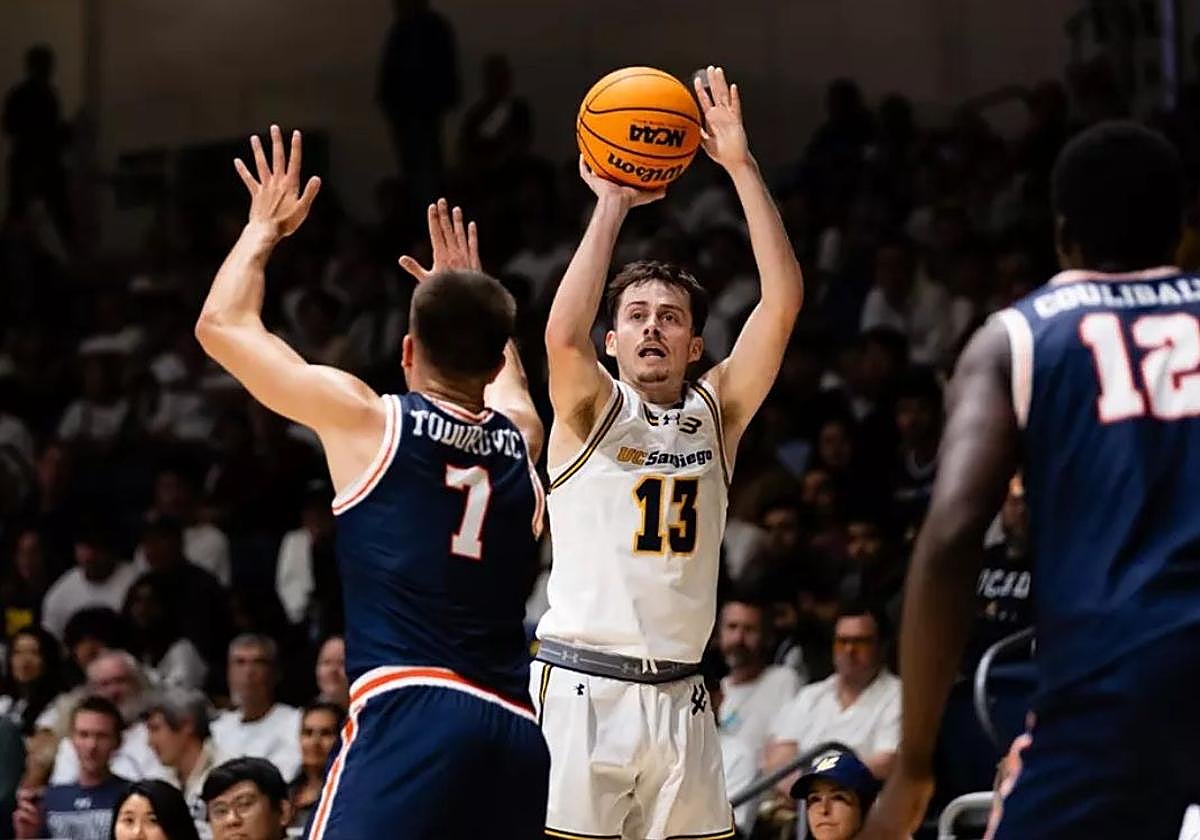 McGhie lanza un triple en un partido de este pasado curso