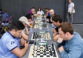 Las partidas del torneo de ajedrez de las fiestas se jugó en la zona exterior de la casa de cultura Erribera.