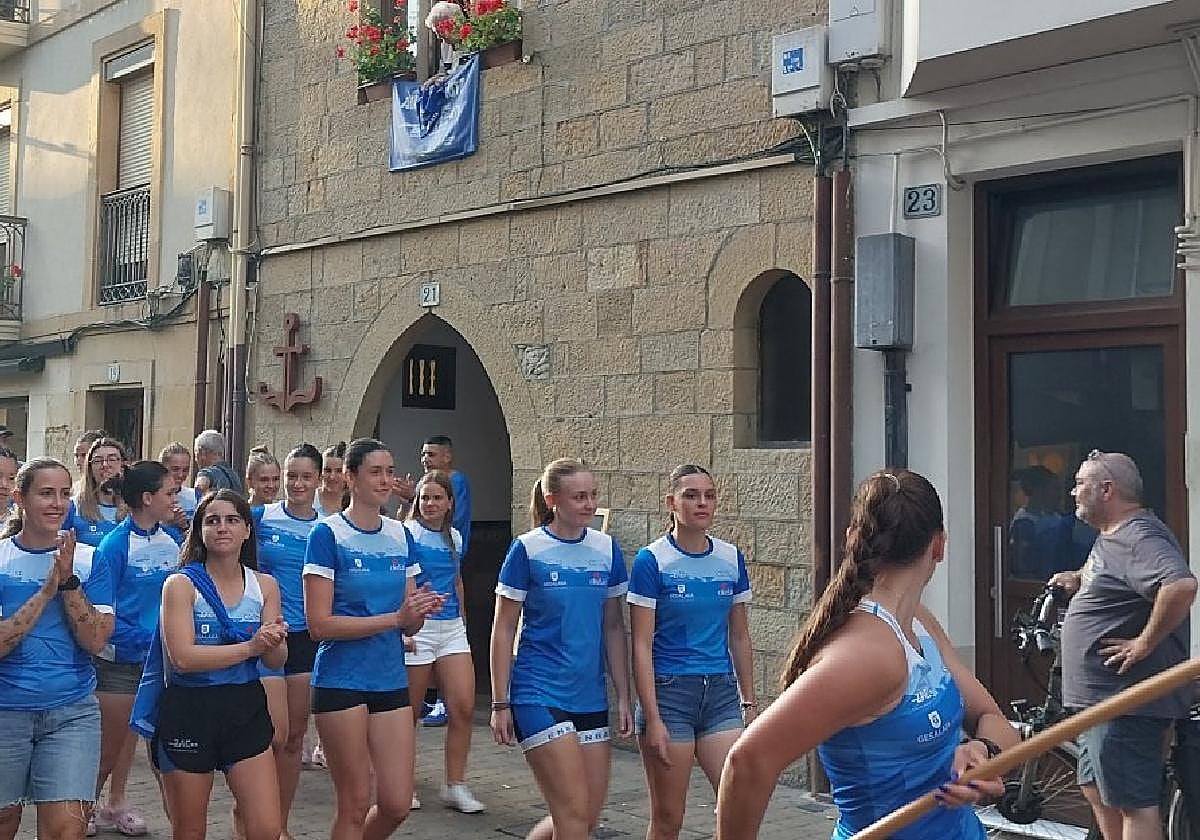 Las féminas de la Enbata durante su recorrido del domingo por la tarde por las calles del centro.