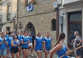 Las féminas de la Enbata durante su recorrido del domingo por la tarde por las calles del centro.