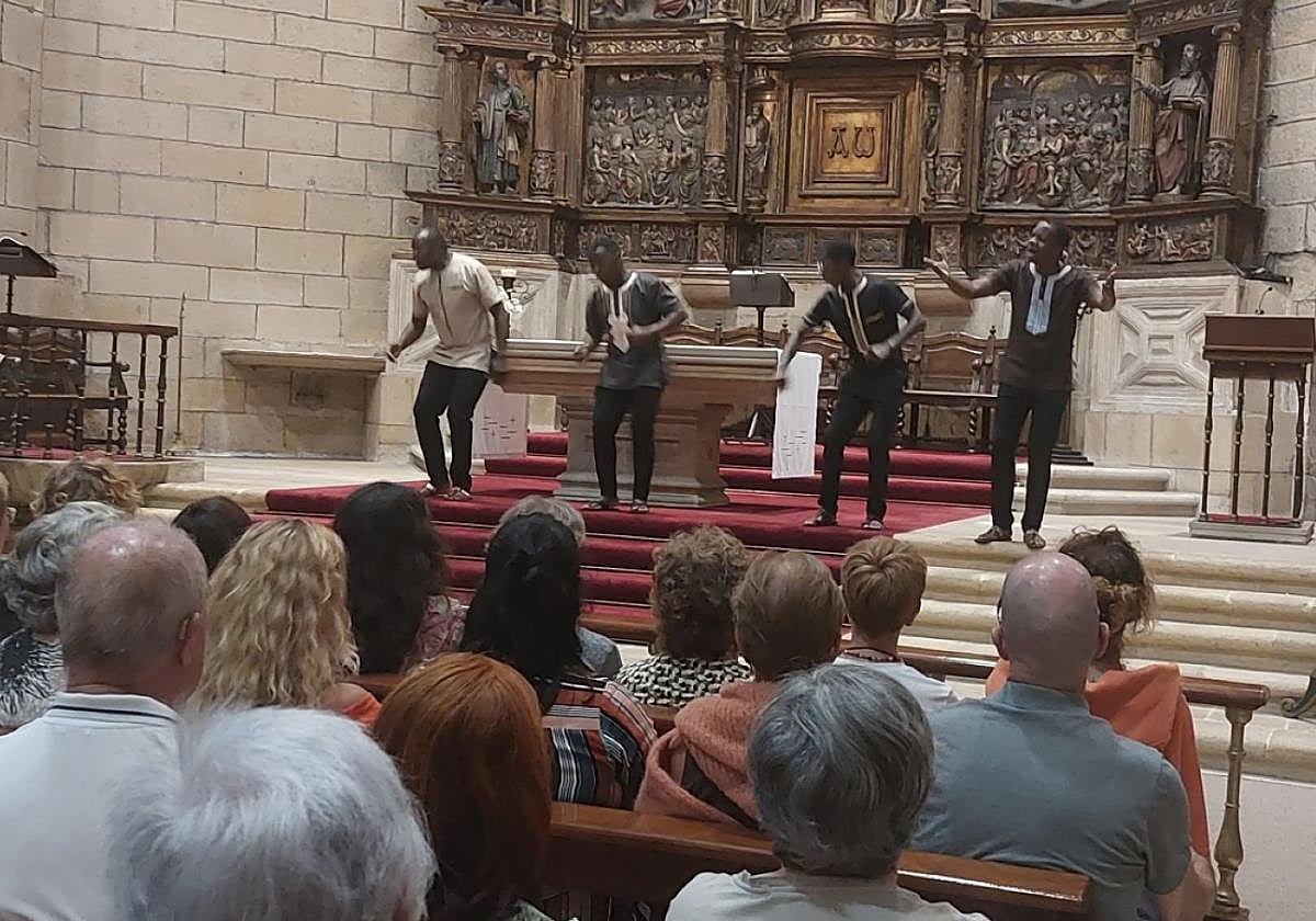 Los componentes del grupo Aba Taano durante su actuación.