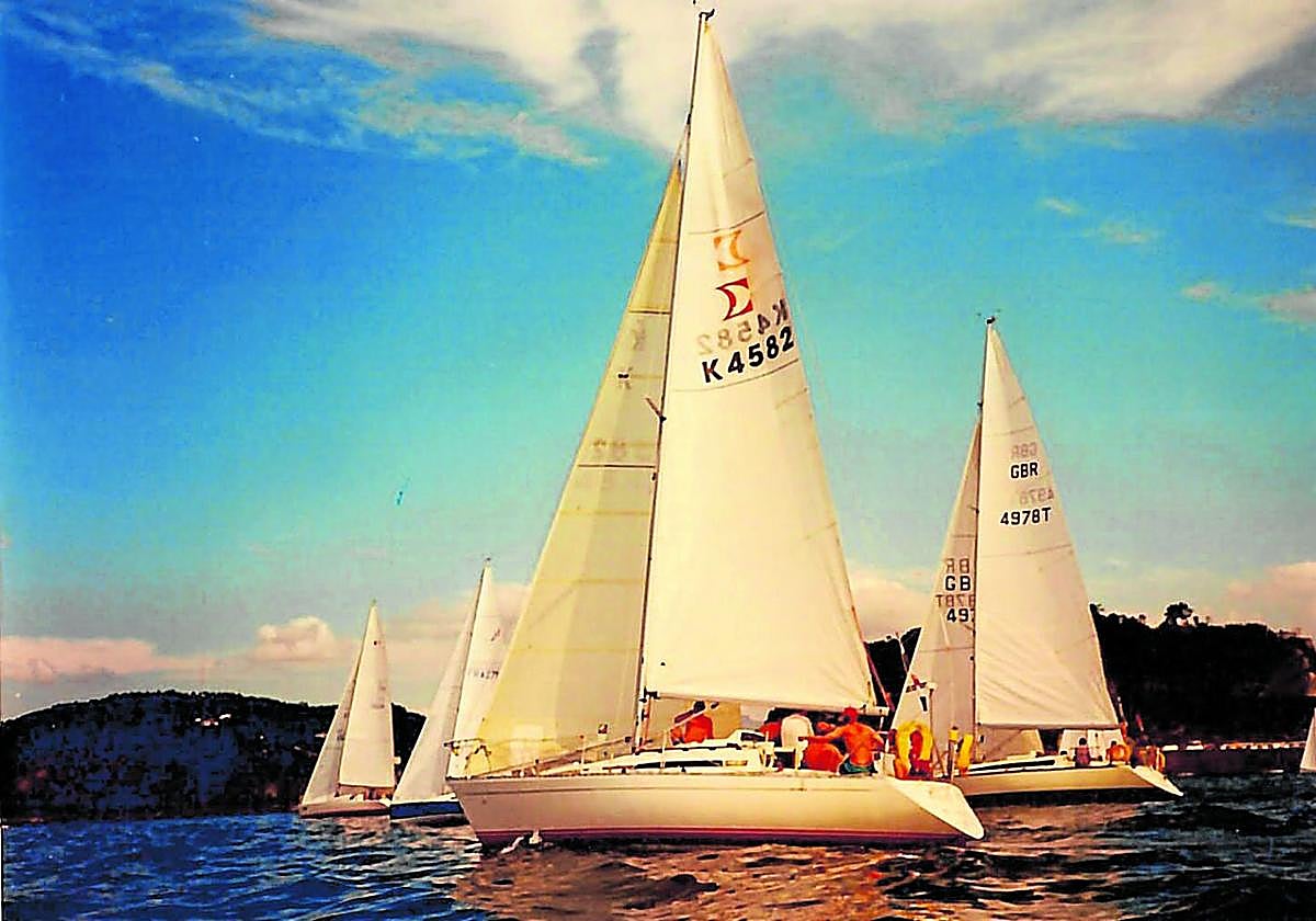 Las embarcaciones aparecen en la bahía de La Concha en la última edición de la regata Plymouth-Donostia celebrada en 1996.