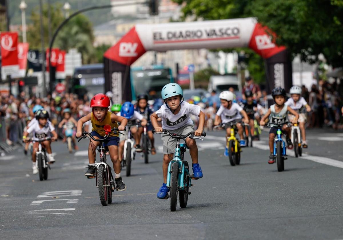Un pelotón de pequeños campeones en el Boulevard