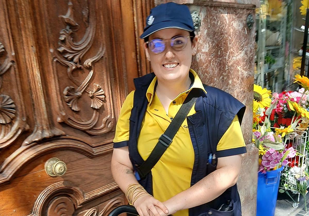 Larraitz Irañeta es repartidora de Correos en Donostia.
