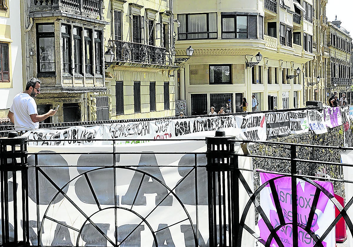 Pancartas de todo tipo en el muelle de Donostia durante la Aste Nagusi.