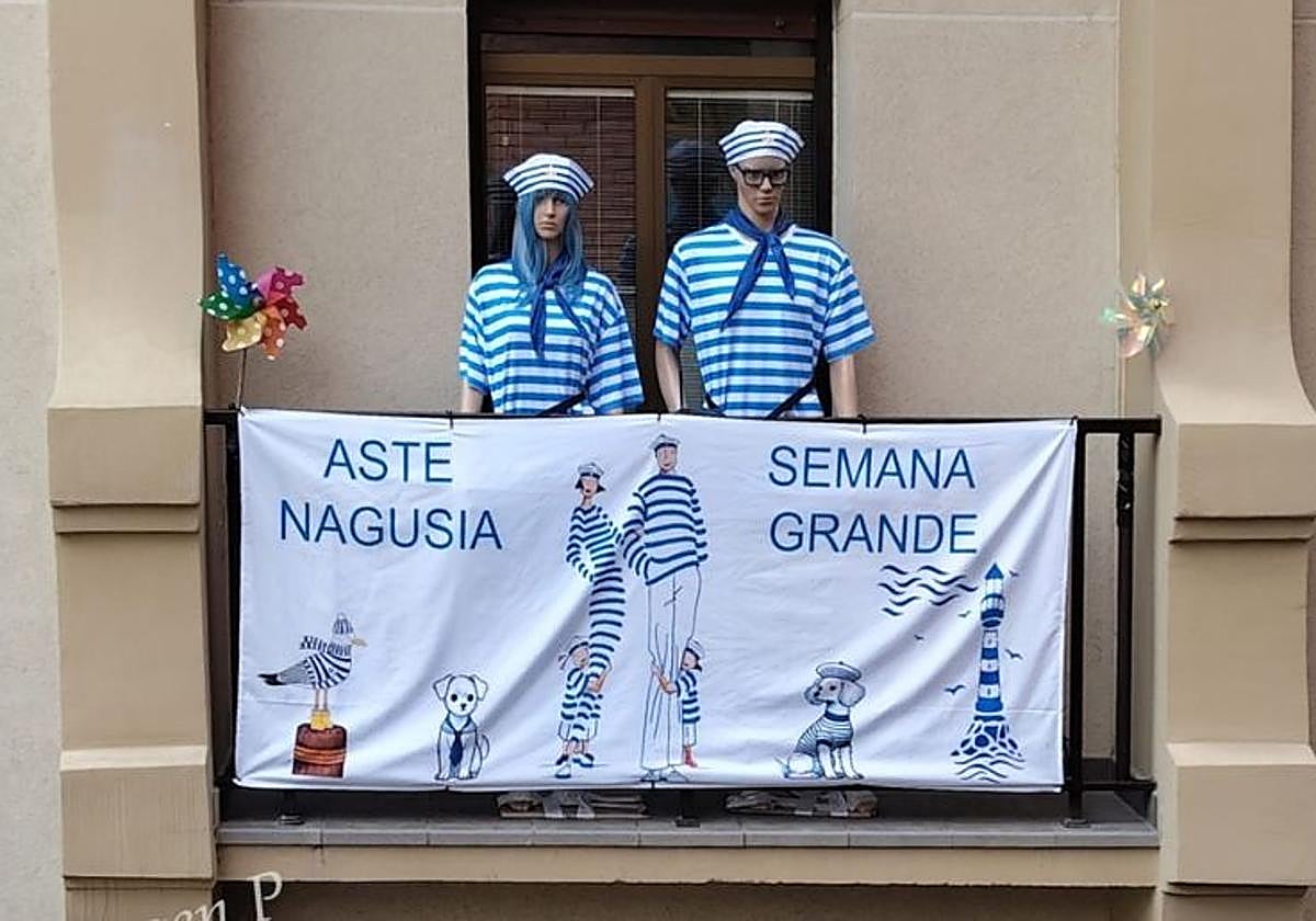 Una imagen del balcón de Egia decorado con motivo de la Semana Grande de San Sebastián.