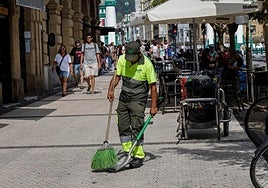 Un barrendero trabaja en las calles de San Sebastián ayer tarde, bajo el calor.