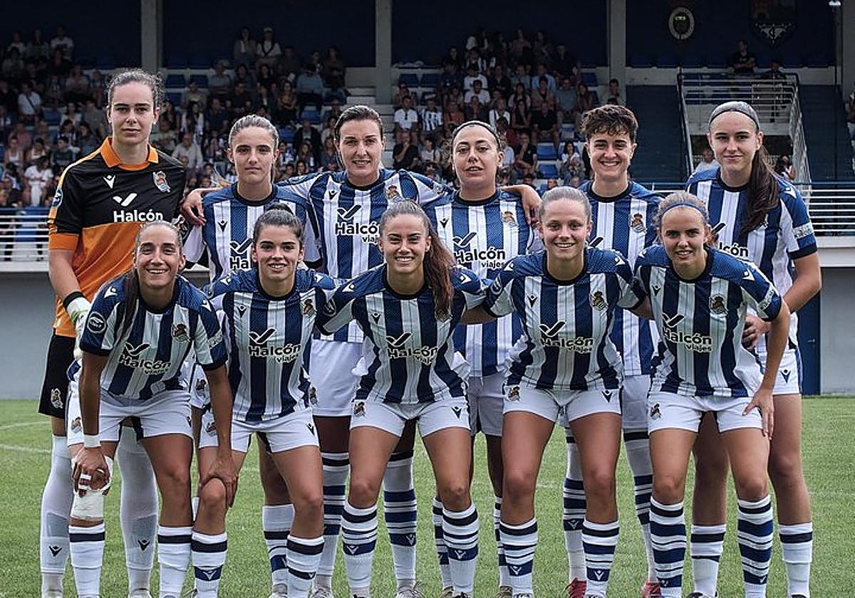 Las once jugadoras de la Real Sociedad posan durante el amistoso de pretemporada frente al DUX Logroño.