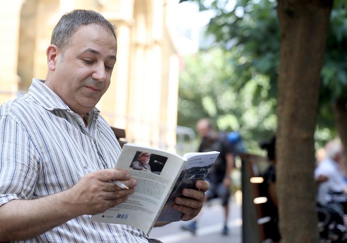 Lunes de Semana Grande. José lee el libro que ha escrito con María en un banco de San Francisco.