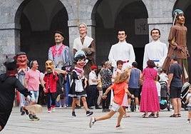 Gigantes y cabezudos durante las fiestas, a la que se unirá este año la mujer pelotari.