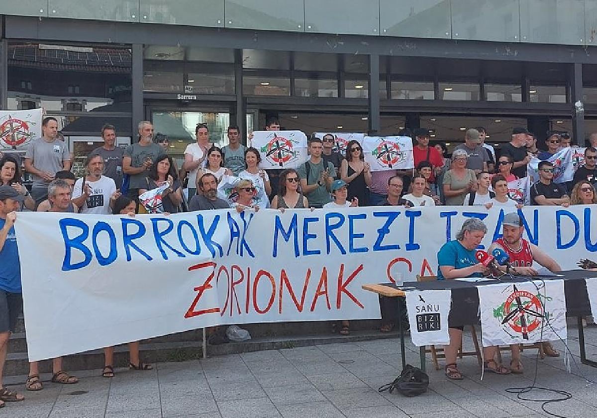 Sañu Bizirikeko, Errezil Bizirikeko eta Txilarramendi Auzo Elkarteko kideen agerraldia, atzo eguerdian.