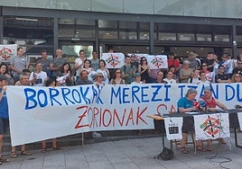 Sañu Bizirikeko, Errezil Bizirikeko eta Txilarramendi Auzo Elkarteko kideen agerraldia, atzo eguerdian.