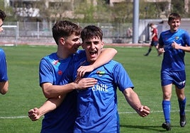 Jugadores del Tolosa CF celebran un gol en el estadio de Berazubi.