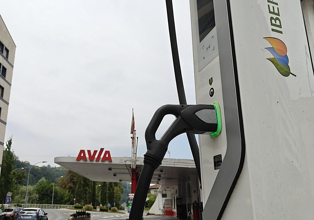 Punto de carga de coches eléctricos en la gasolinera de Arriaran, en el barrio de Larramendi.