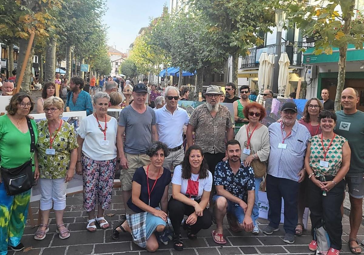 Premiados, jurado y organizadoras del Concurso de Pintura al Aire Libre de Emeki.